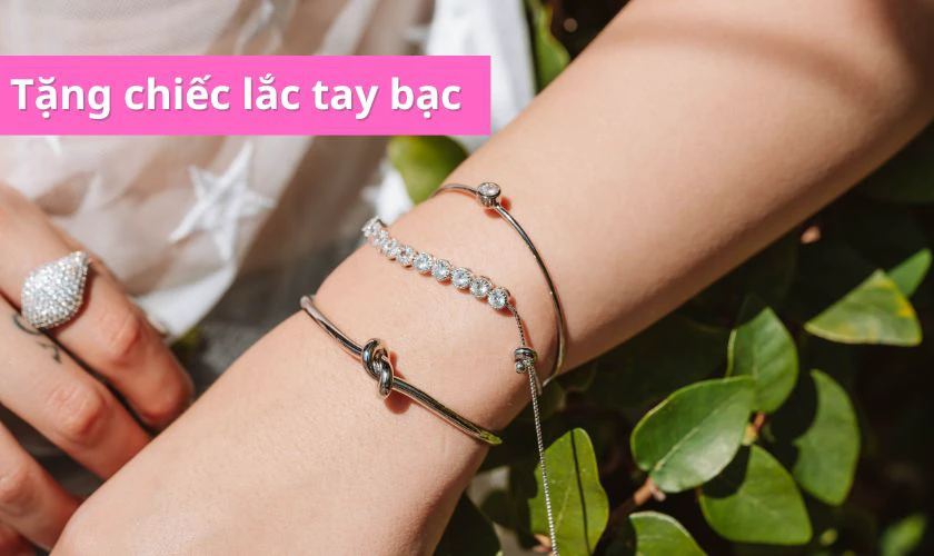 Tặng bạn gái mới quen chiếc lắc tay bạc kiểu dáng thanh lịch