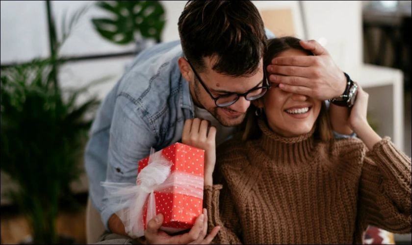 Dựa vào độ tuổi để tặng quà Noel cho vợ