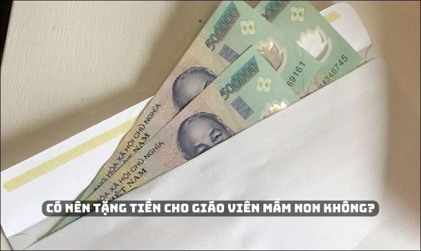 Có nên tặng tiền cho giáo viên mầm non không?