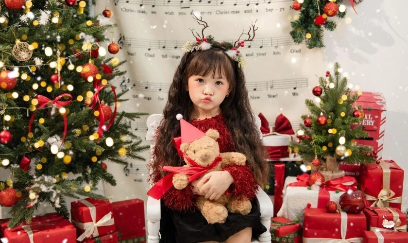 Tạo dáng chụp ảnh Noel cho bé
