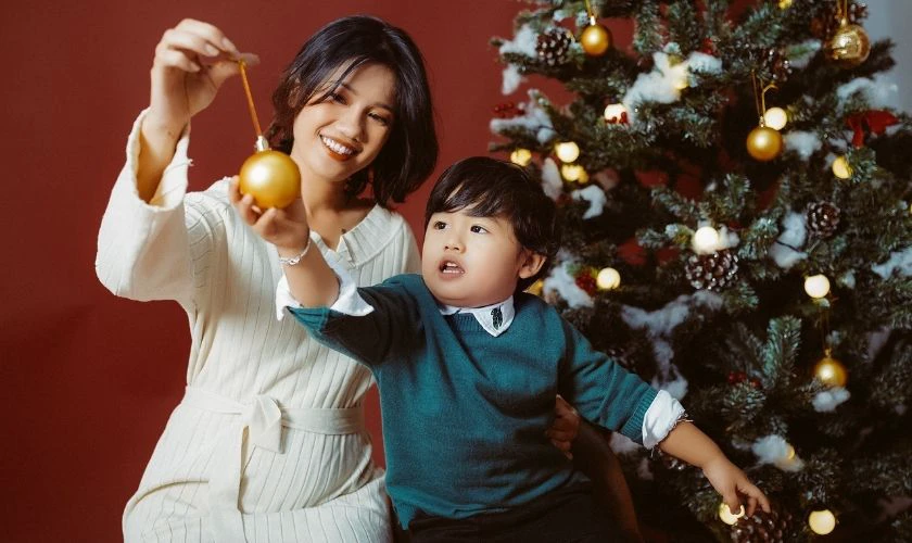 Tạo dáng chụp ảnh Noel cho bé và mẹ