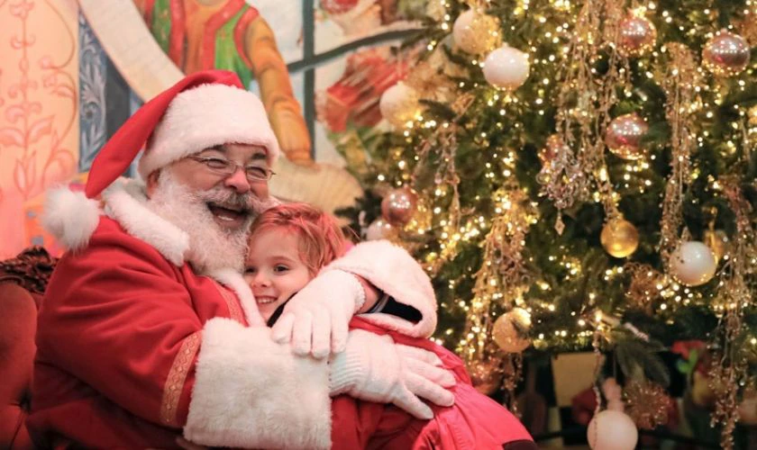 Cách tạo dáng chụp ảnh Giáng sinh với ông già Noel
