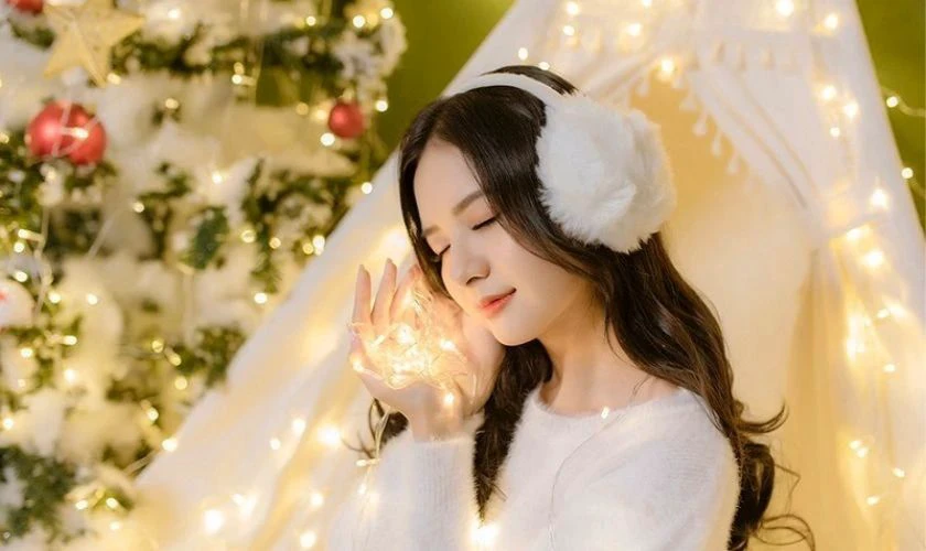 Tạo dáng chụp ảnh Giáng sinh với tai nghe