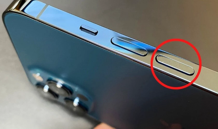 Tắt &acirc;m b&agrave;n ph&iacute;m quay số iPhone 16 Pro Max bằng n&uacute;t &acirc;m lượng