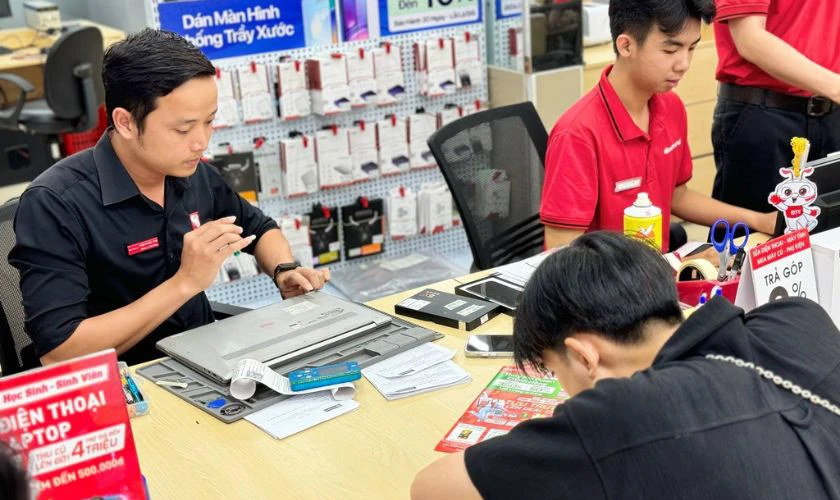 Mang m&aacute;y đến Điện Thoại Vui để kiểm tra v&agrave; sửa lỗi chuột cảm ứng an to&agrave;n, hiệu quả nhất