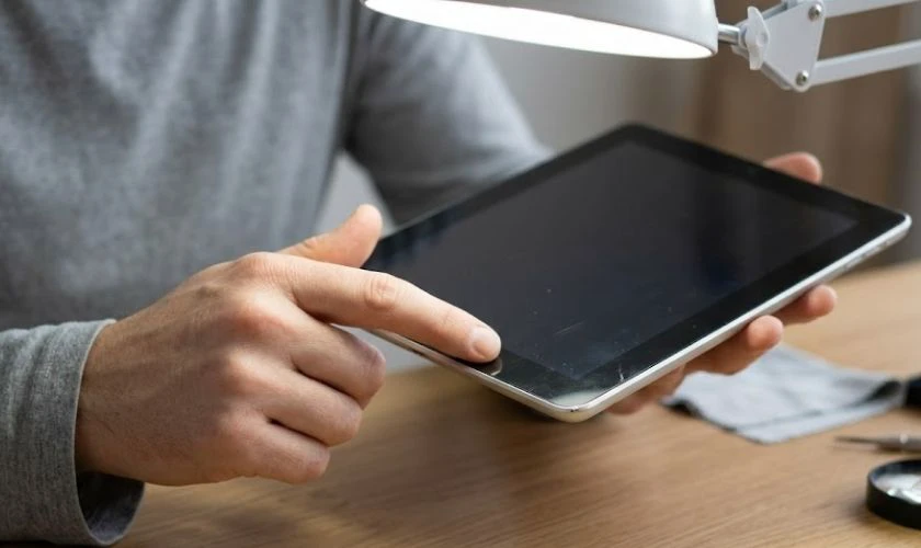 Kiểm tra kính và viền màn hình