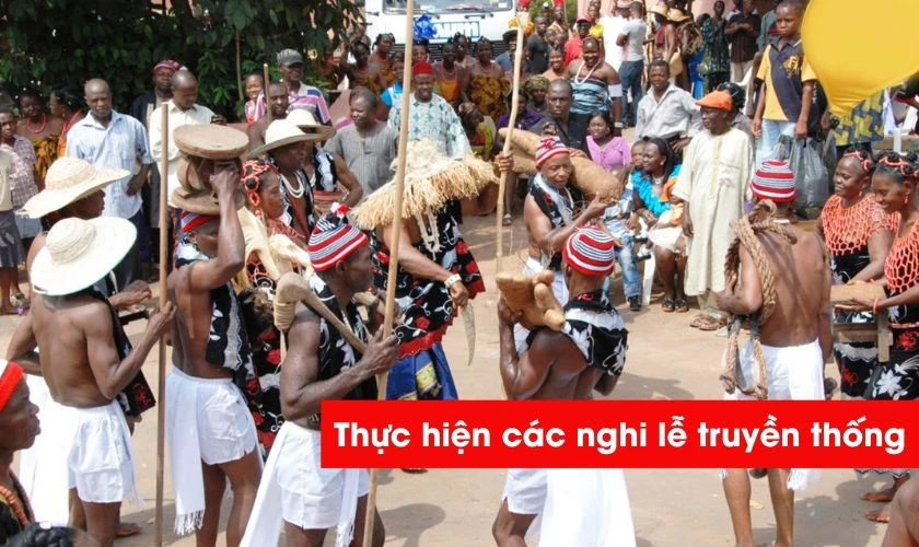 Thực hiện các nghi lễ truyền thống và tín ngưỡng