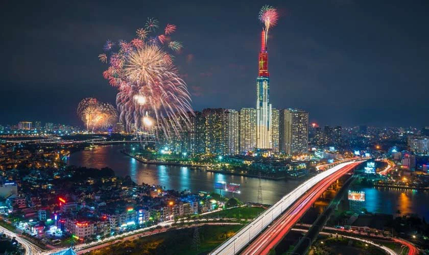View ngắm ph&aacute;o b&ocirc;ng đ&oacute;n ch&agrave;o năm mới