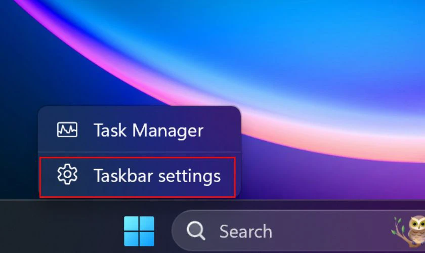 Nhấn chuột phải vào thanh Taskbar rồi chọn vào Taskbar settings