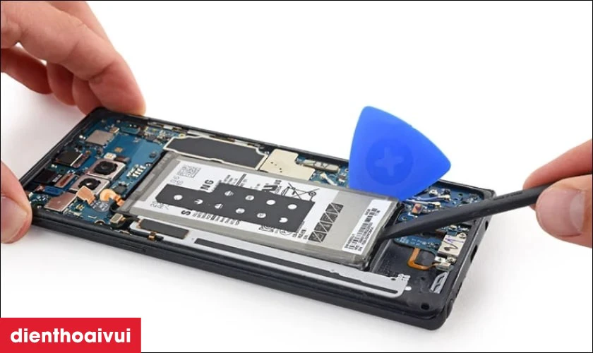 C&oacute; n&ecirc;n thay pin Samsung M22