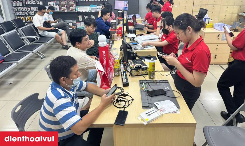 Kỹ thuật vi&ecirc;n kiểm tra v&agrave; đ&aacute;nh gi&aacute; t&igrave;nh trạng pin hư hỏng