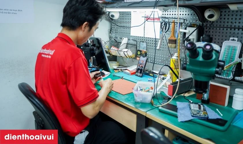 Kỹ thuật viên kiểm tra, sửa chữa thiết bị