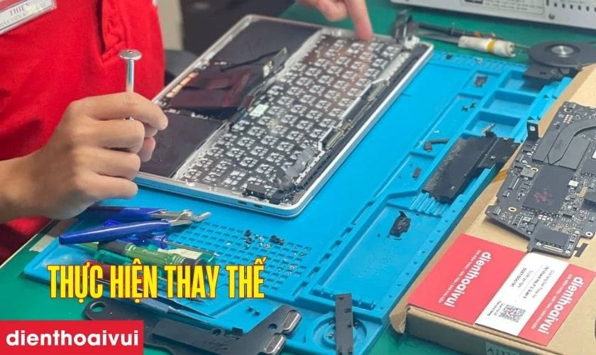 Kỹ thuật vi&ecirc;n bắt đầu qu&aacute; tr&igrave;nh thay b&agrave;n ph&iacute;m theo ti&ecirc;u chuẩn của nh&agrave; sản xuất