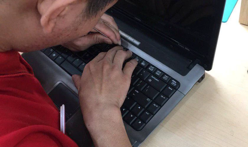 Kỹ thuật vi&ecirc;n giỏi, gi&agrave;u kinh nghiệm trực tiếp thay b&agrave;n ph&iacute;m cho kh&aacute;ch h&agrave;ng