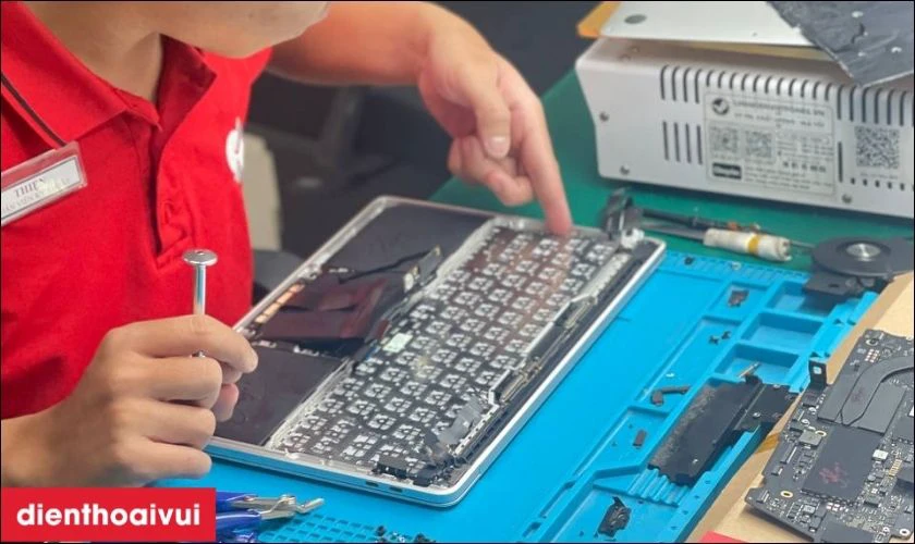 Kỹ thuật vi&ecirc;n sẽ kiểm tra chi tiết b&agrave;n ph&iacute;m