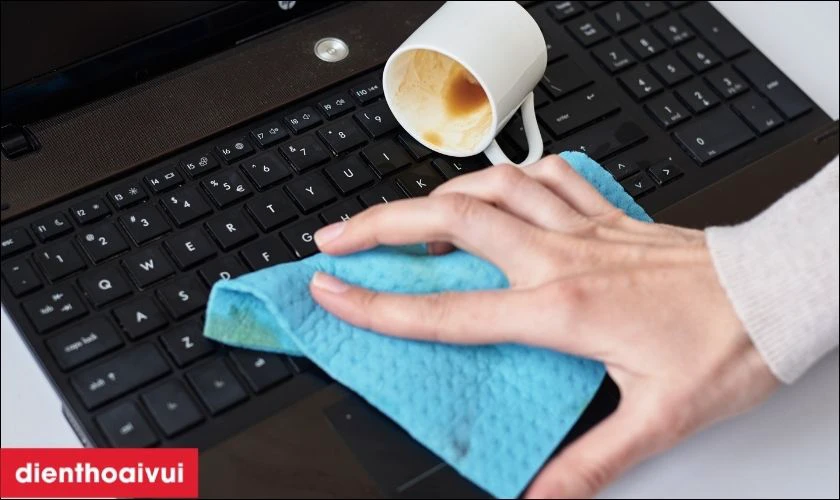 L&agrave;m thế n&agrave;o để l&agrave;m sạch nếu bị nước v&agrave;o b&agrave;n ph&iacute;m?