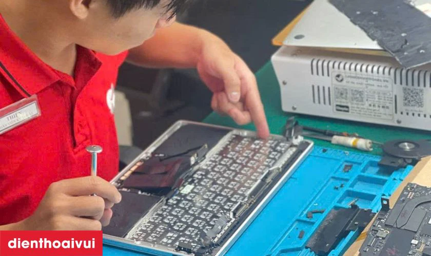 Sau khi lắp b&agrave;n ph&iacute;m mới, kỹ thuật vi&ecirc;n test to&agrave;n bộ ph&iacute;m