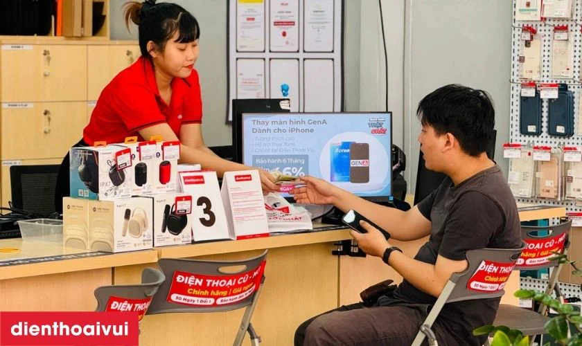 Khách hàng kiểm tra lại máy trước khi thanh toán dịch vụ