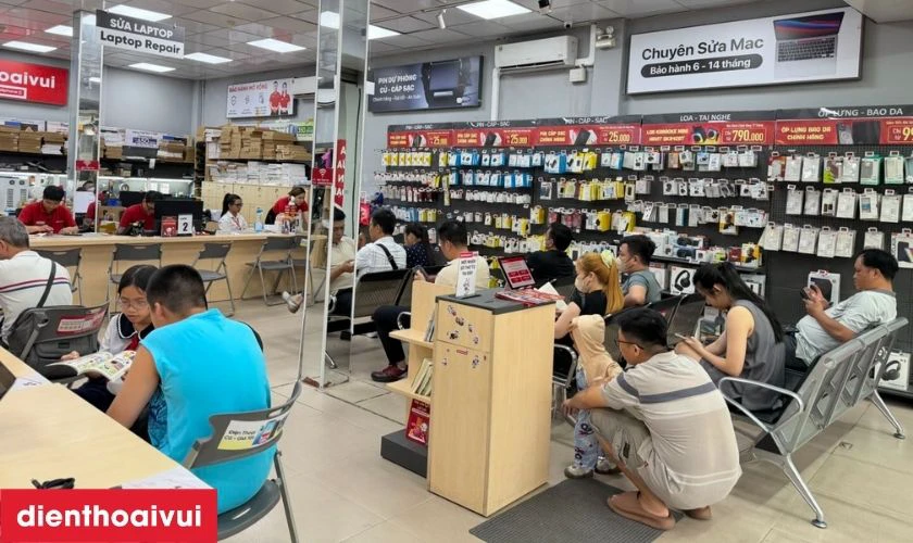 Khách hàng kiểm tra lại máy trước khi nhận