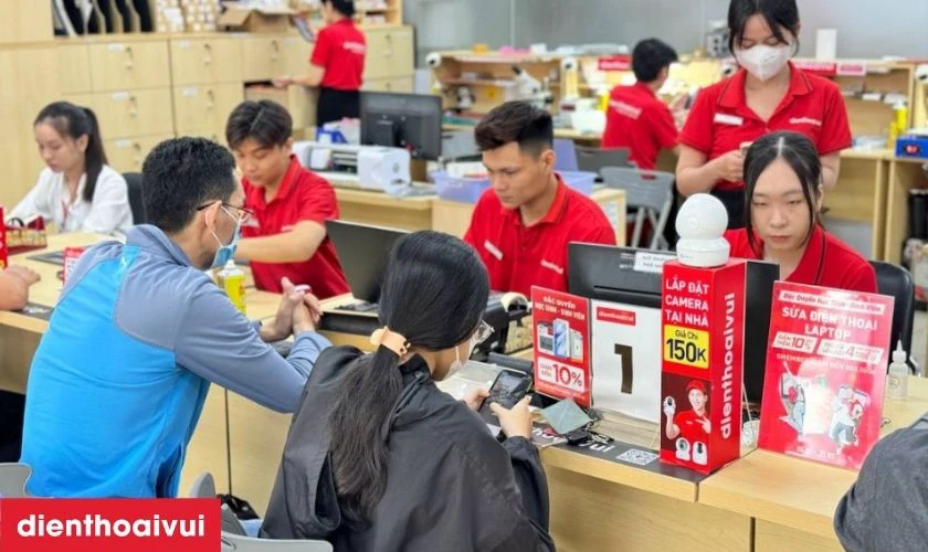 Nhân viên gửi laptop HP Envy 15J lại cho khách kiểm tra