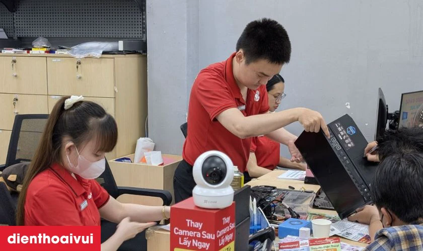 Kh&aacute;ch h&agrave;ng nhận lại m&aacute;y