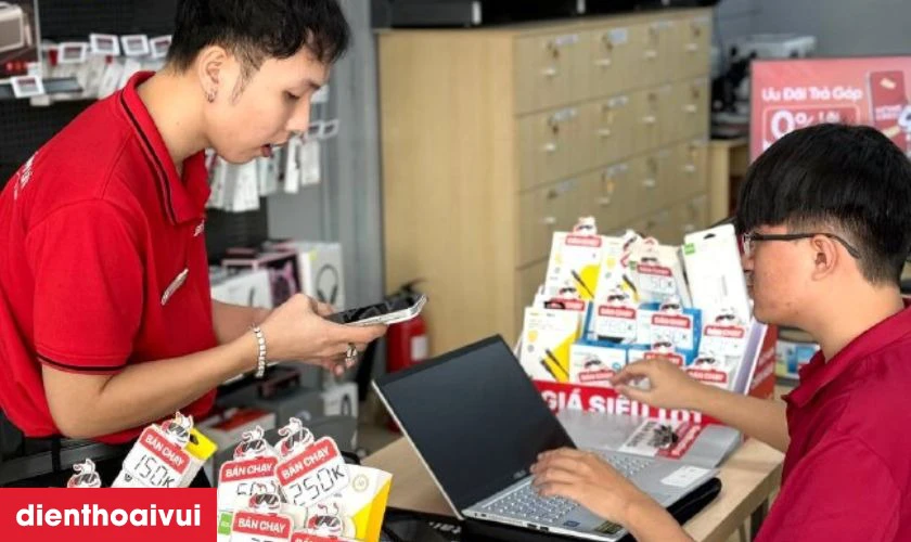 Khách nhận lại máy từ nhân viên