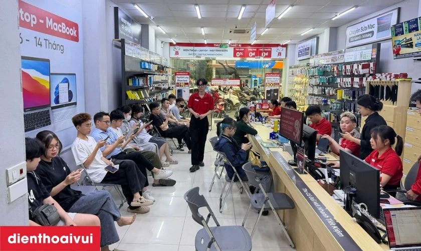 Kỹ thuật vi&ecirc;n tiếp nhận thiết bị, lắng nghe t&igrave;nh trạng b&agrave;n ph&iacute;m