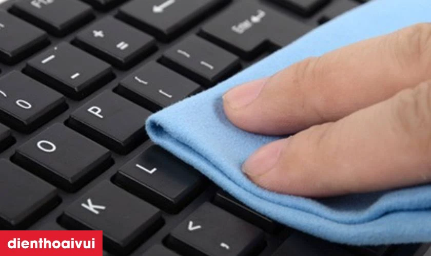 Làm thế nào để làm sạch nếu bị nước vào bàn phím?