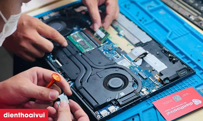 Th&aacute;o v&agrave; lắp đặt b&agrave;n ph&iacute;m cho laptop Samsung