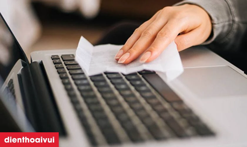 L&agrave;m thế n&agrave;o để l&agrave;m sạch nếu bị nước v&agrave;o b&agrave;n ph&iacute;m?