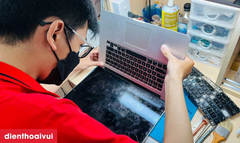 Kh&aacute;ch h&agrave;ng nhận lại thiết bị, được hướng dẫn kiểm tra