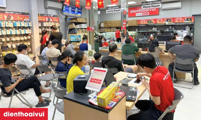 Kh&aacute;ch h&agrave;ng kiểm tra lại to&agrave;n bộ b&agrave;n ph&iacute;m trước khi nhận m&aacute;y