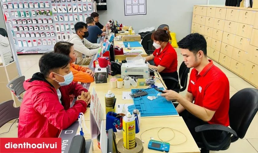 Quy tr&igrave;nh th&aacute;o lắp được thực hiện bởi kỹ thuật vi&ecirc;n c&oacute; kinh nghiệm