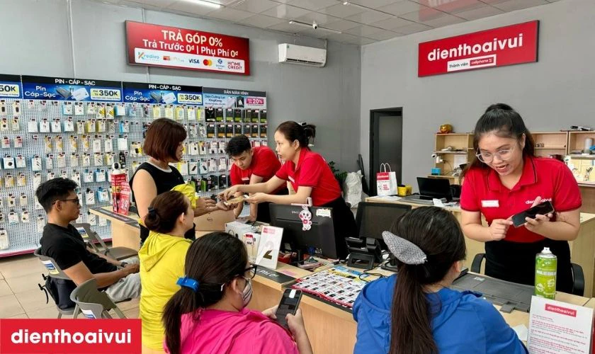 Cửa h&agrave;ng b&agrave;n giao iPhone 11 Pro đ&atilde; thay camera sau cho kh&aacute;ch kiểm tra