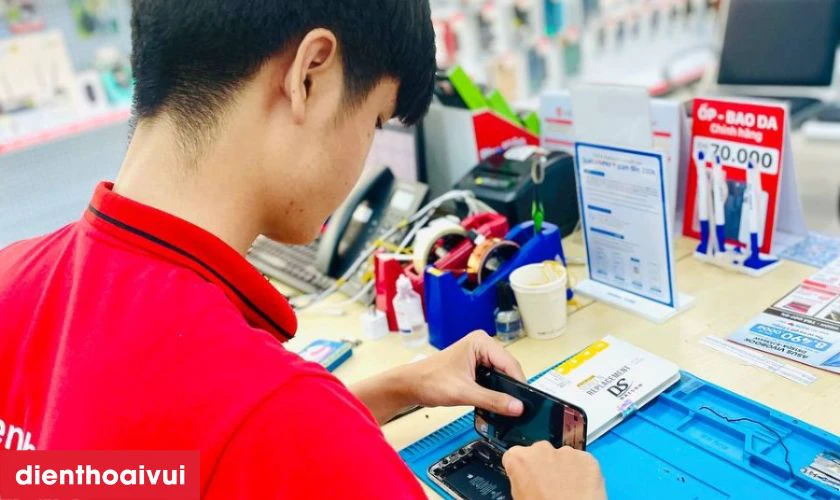 Kỹ thuật vi&ecirc;n sẽ th&aacute;o rời camera cũ v&agrave; lắp đặt camera mới v&agrave;o thiết bị