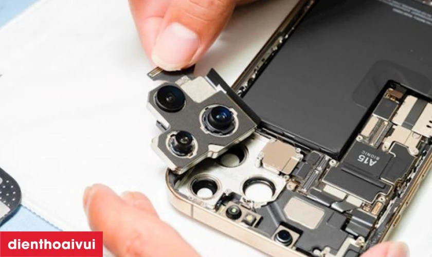 Kỹ thuật vi&ecirc;n sẽ th&aacute;o bỏ camera cũ, vệ sinh lớp keo v&agrave; lắp đặt camera mới v&agrave;o thiết bị