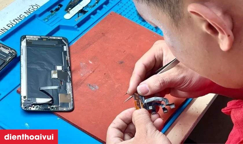 Quy tr&igrave;nh thay camera sau iPhone 14 Plus tại Điện Thoại Vui