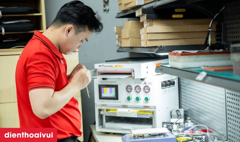 Quy tr&igrave;nh thay camera sau chuy&ecirc;n nghiệp minh bạch lấy liền tại Điện Thoại Vui