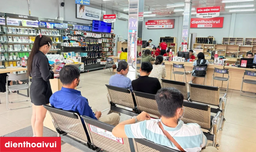 Dịch vụ thay camera sau iPhone 15 ch&iacute;nh h&atilde;ng, lấy liền tại Điện Thoại Vui