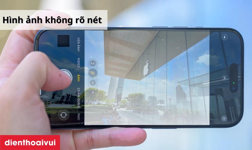 Dấu hiệu nhận biết t&igrave;nh trạng hư hỏng camera sau iPhone 15