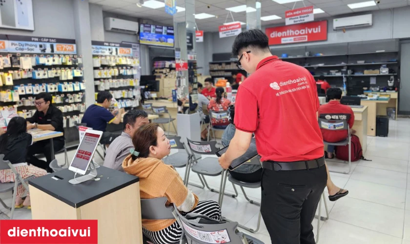Địa chỉ thay camera sau iPhone 15 uy t&iacute;n tại TPHCM v&agrave; H&agrave; Nội