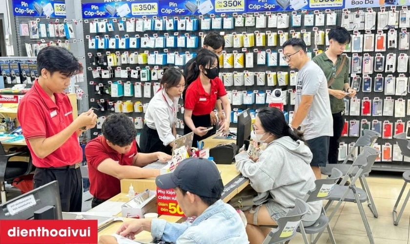 Thay camera sau iPhone 15 ch&iacute;nh h&atilde;ng GENA, lấy liền tại Điện Thoại Vui