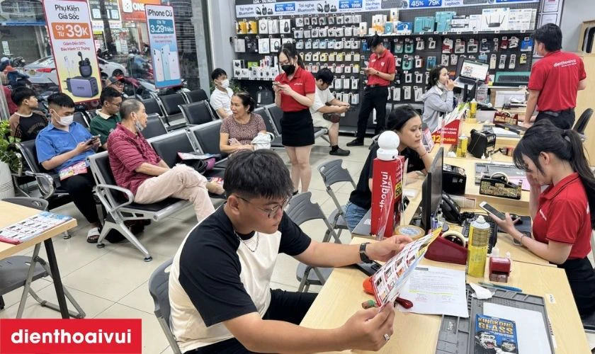 Cửa h&agrave;ng thay camera sau iPhone 15 Plus ch&iacute;nh h&atilde;ng, lấy liền tại Điện Thoại Vui