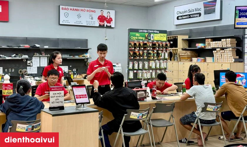 Dịch vụ thay camera sau iPhone 15 Pro chính hãng, lấy liền tại Điện Thoại Vui