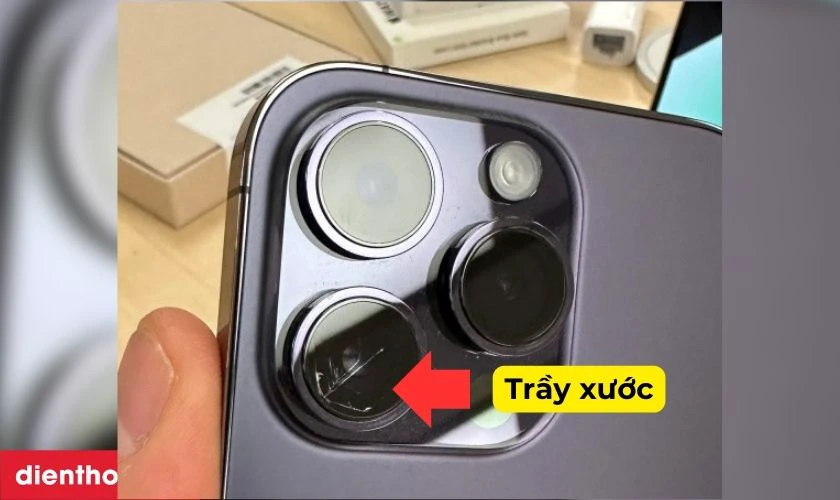 Ống kính camera bị nứt, trầy xước… do điện thoại rơi, va đập mạnh