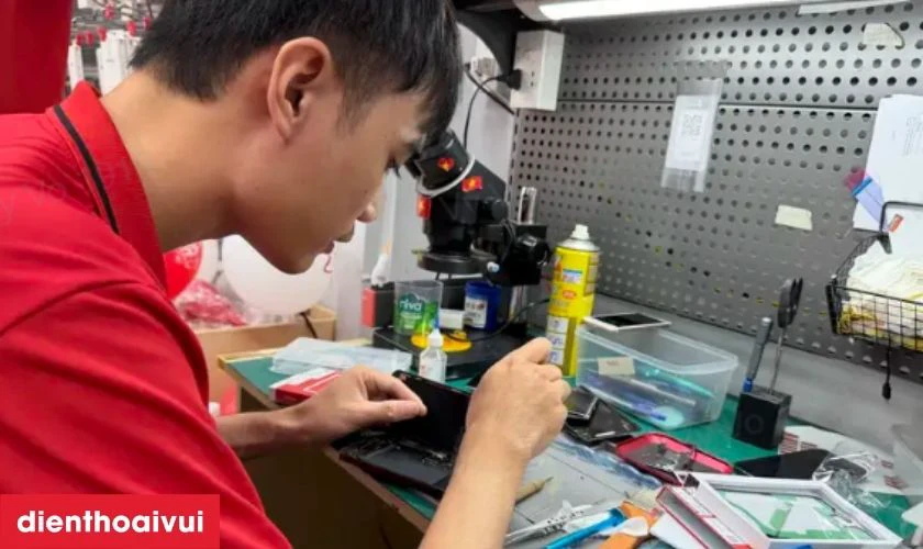 Quy tr&igrave;nh thay camera sau iPhone 17 Pro Max ch&iacute;nh h&atilde;ng GENA loại Pro tại Điện Thoại Vui