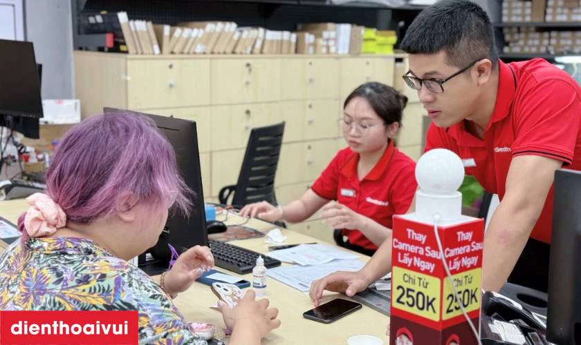 B&agrave;n giao v&agrave; hướng dẫn bảo quản iPhone 8+ sau khi thay camera