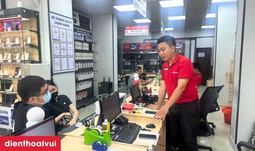 Cửa h&agrave;ng Điện Thoại Vui &ndash; Dịch vụ thay camera sau GENA cho iPhone SE 2020 ch&iacute;nh h&atilde;ng, lấy liền