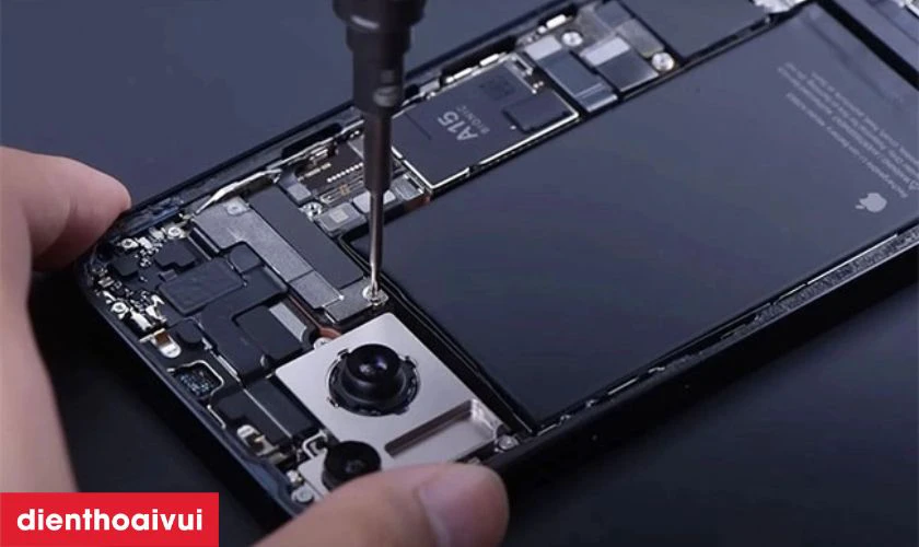 Tháo máy và tiến hành thay linh kiện mới vào