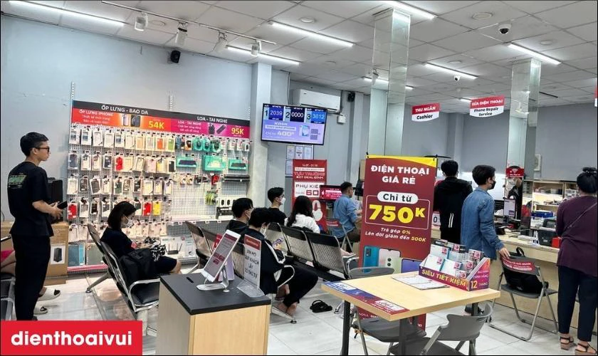 Nh&acirc;n vi&ecirc;n b&agrave;n giao lại điện thoại iPhone X cho kh&aacute;ch h&agrave;ng